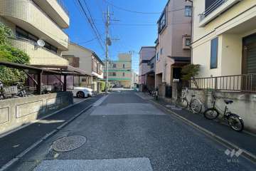 敷地の南側前面道路（西側から）