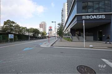 敷地北西側の前面道路（南西側から）