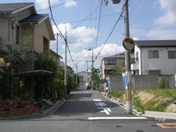 マンションの西側前面道路