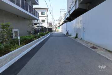 敷地東側の前面道路（南側から）
