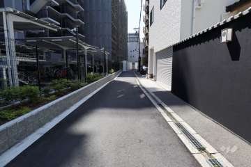 敷地北側の前面道路（東側から）