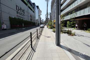 敷地南側の前面道路（東側から）