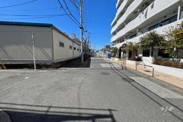 敷地南側の前面道路（東側から）