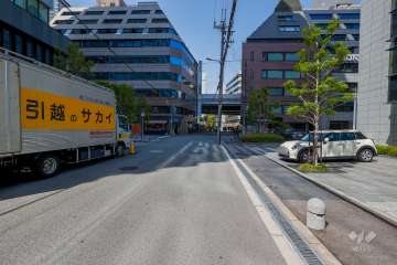 敷地南側の前面道路（西側から）
