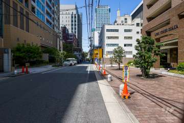 敷地の南側前面道路（東側から）