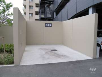 駐車場棟の入り口にある洗車スペース