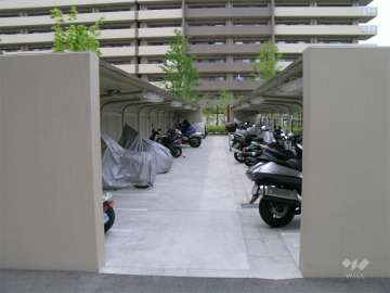 屋根付きのバイク置き場