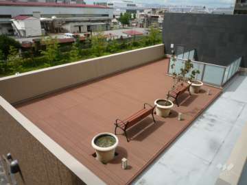 桜ビューテラス。デッキテラスにベンチが設置されたくつろげるスペースです。