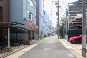 敷地南側の前面道路（東側から）