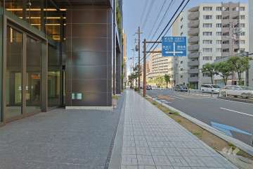 敷地東側の前面道路（南側から）