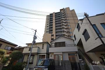 ユニハイムエクシア宝塚駅前の外観（東側から）