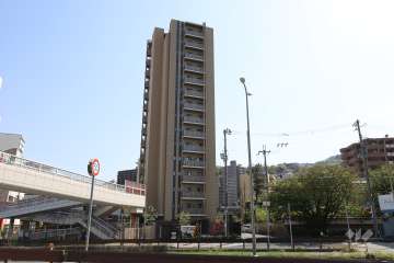 ユニハイムエクシア宝塚駅前の外観（北側から）