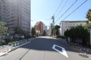 敷地北西側の前面道路(北東側から)