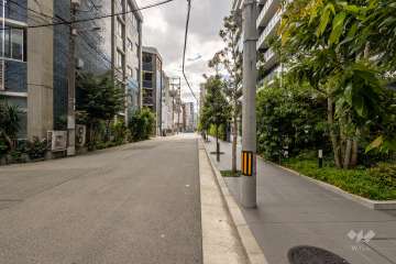 敷地東側の前面道路（北側から）
