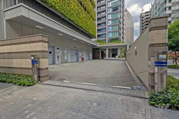 駐車場出入り口（ロボットゲート付き）