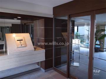 エントランスはオートロック付きです。