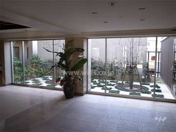 エントランスホールに面して、中庭があります。