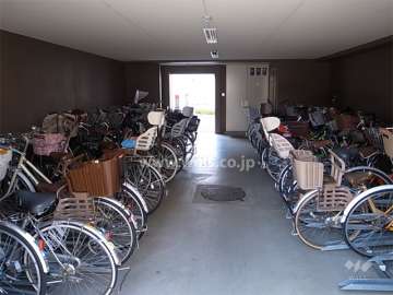 駐輪場は屋内にあります。