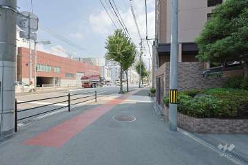 敷地の北側前面道路（西側から）