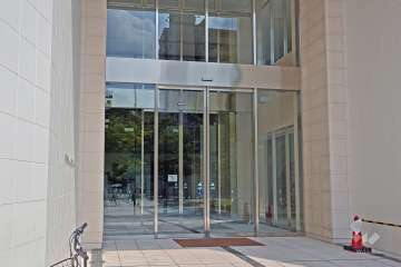 エントランスはオートロック付きです。