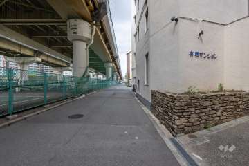 敷地西側の前面道路　