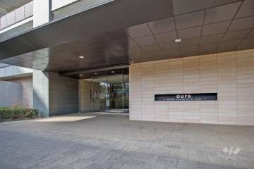 東側エントランス