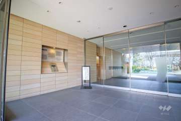 エントランスはオートロック付きです。（東側エントランス）