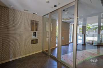 エントランスはオートロック付きです。