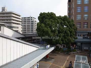 通路を挟んですぐ北側に駅があります。