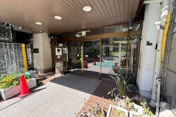 エントランスはオートロック付きです。※2024年10月現在大規模修繕中