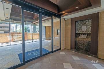 エントランスはオートロック付きです。