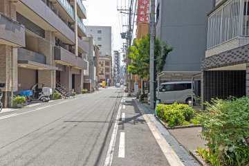 敷地の東側前面道路（北側から）