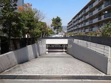 地階にある駐車場へのアプローチ（リングシャッター付き）