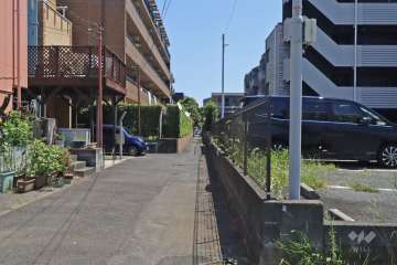 敷地北側の前面道路（西側から）