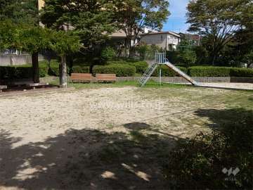 公園内には、遊具や藤棚などがあります。
