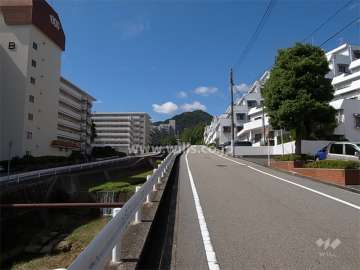 敷地の南側には道を挟んで白瀬川が流れています。