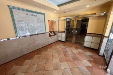 エントランスはオートロック付きです。