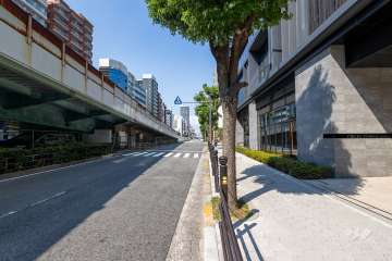 敷地西側の前面道路