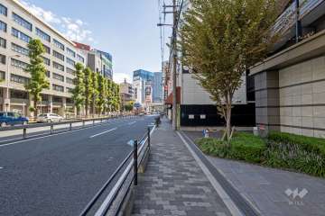 敷地の南側前面道路は津島通です（東側から）。