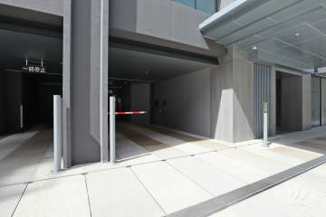 駐車場の出入り口（ロボットゲート付き）