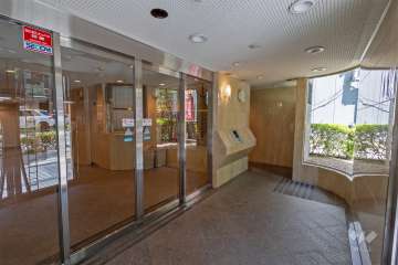 エントランスはオートロック付きです。