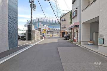 敷地西側の前面道路（北側から）
