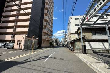 敷地北西側の前面道路（北東側から）