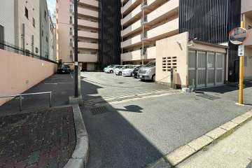 駐車場の出入り口（ロボットゲート付き）・敷地内駐車場（屋外平面式）