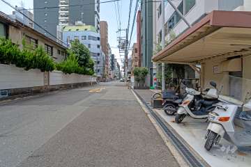 敷地南側の前面道路（東側から）
