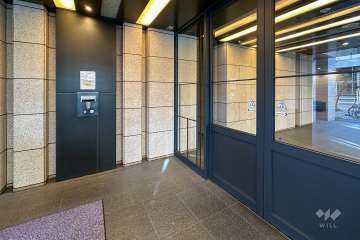 エントランスはオートロック付です。