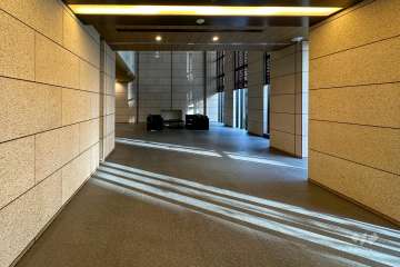 エントランスからエントランスホールへのアプローチ