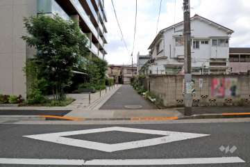 敷地西側の前面道路
