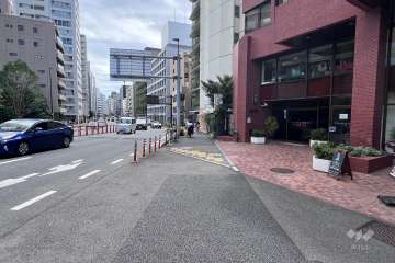 敷地の北東側前面道路（北西側から）