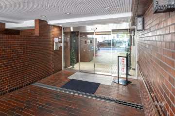 エントランスはオートロック付きです。